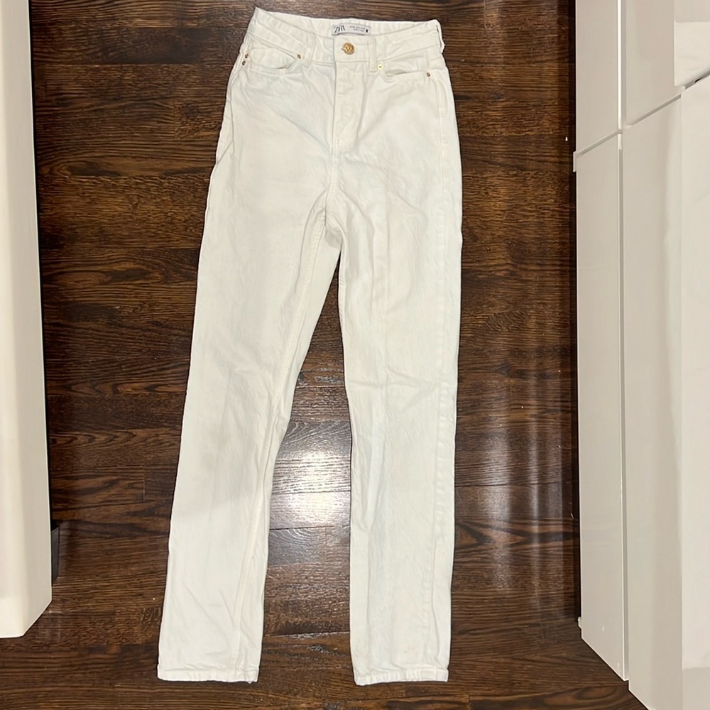 white Zara jeans with gold hardware